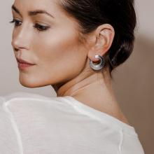 woman wearing earring 