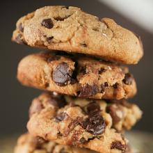 eat caramel crunch chocoloate chunklet