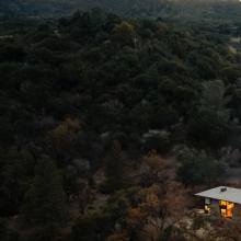 WATCH | MID-CENTURY MODERN GLASS HOUSE ON A 3,000-ACRE RANCH | HOUSE TOUR 