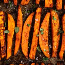 Eat | Sweet Potato Fries w/ Sriracha Dip