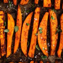 Eat | Sweet Potato Fries w/ Sriracha Dip 